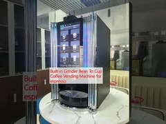 Vendeuse de café à la tasse pour l' espresso